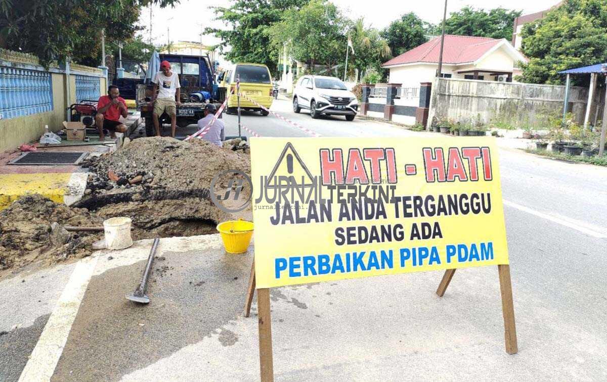 suplai air perumda tirta karimun Jaringan pipa Perumda Tirta Karimun diperbaiki sehingga suplai air bersih di Pulau Karimun terhenti. (foto: yra)