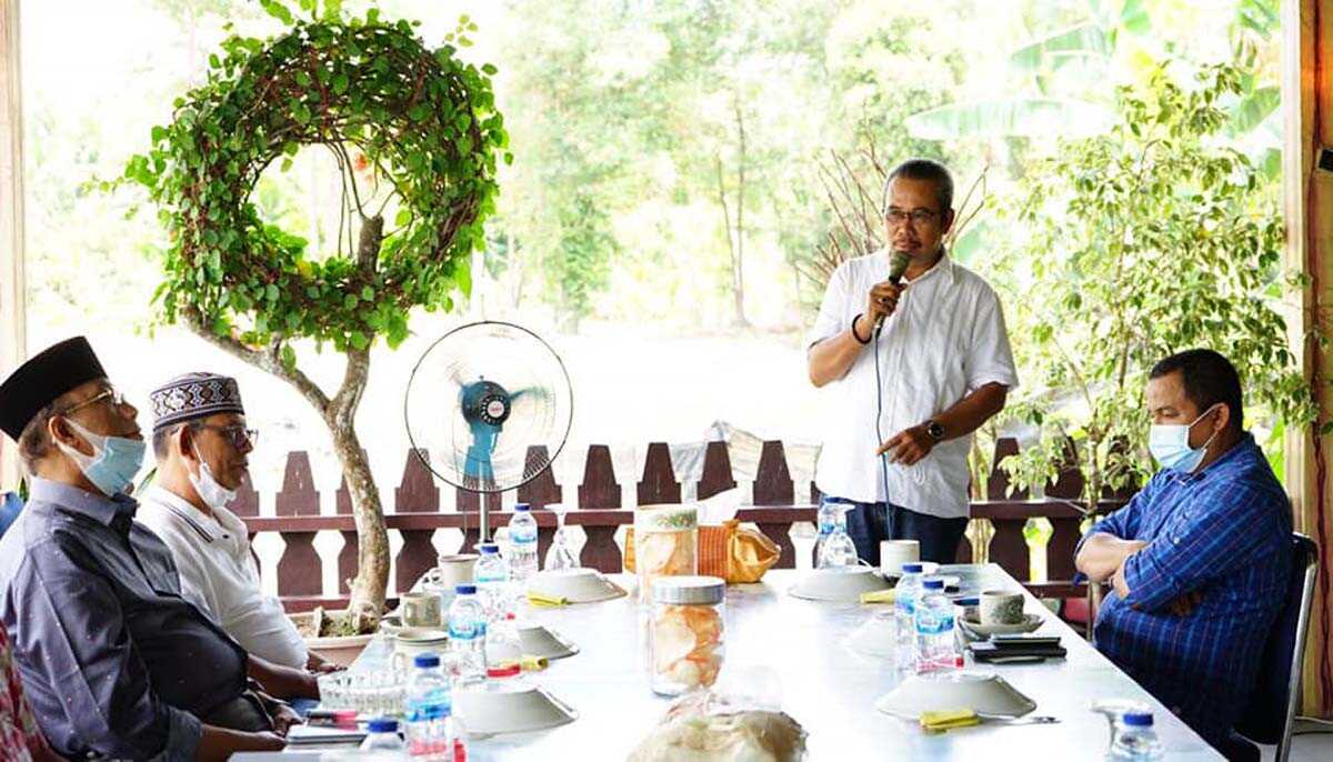 syukuran ketua DPRD Karimun Ketua DPRD Karimun M Yusuf Sirat memberikan kata sambutan dalam acara syukuran suksesnya Pilkada Karimun. (foto: Dok. Humas Pemkab Karimun)