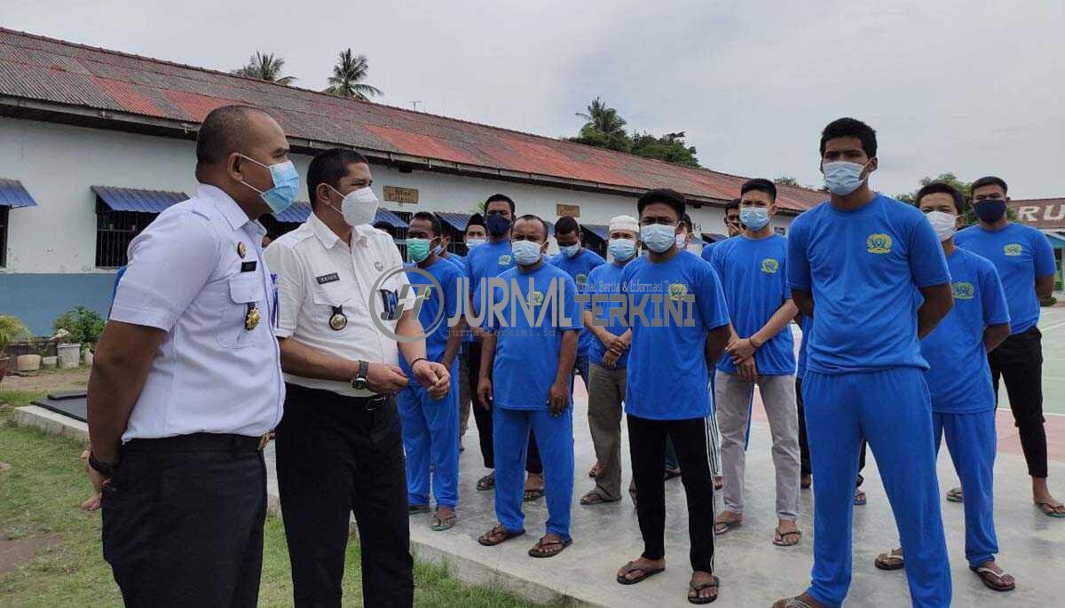 Warga binaan Rutan Karimun dites urine cegah penyalahgunaan narkoba.