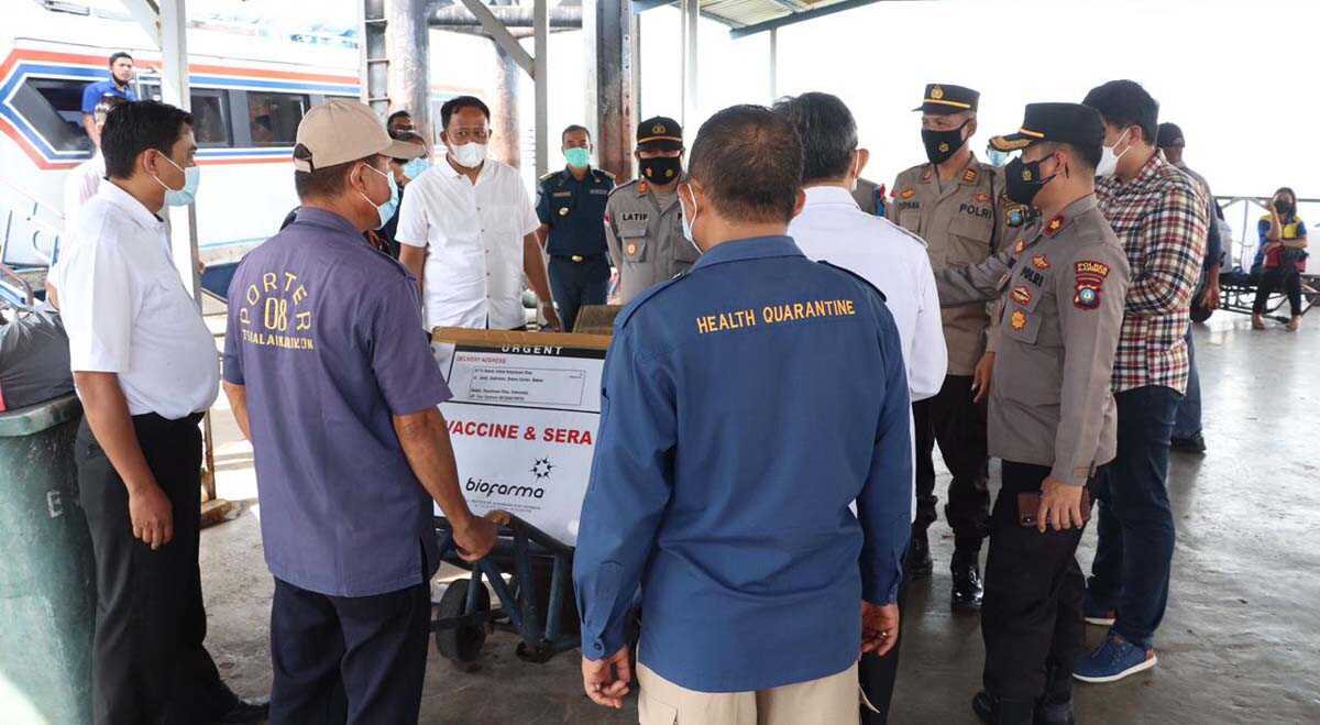 vaksin sinovac tiba di Karimun-1 Sejumlah polisi berpakaian dinas maupun biasa mengawal ketat kedatangan vaksin Sinovac di Karimun, Rabu (2/6/2021). (foto: Humas Polres Karimun)