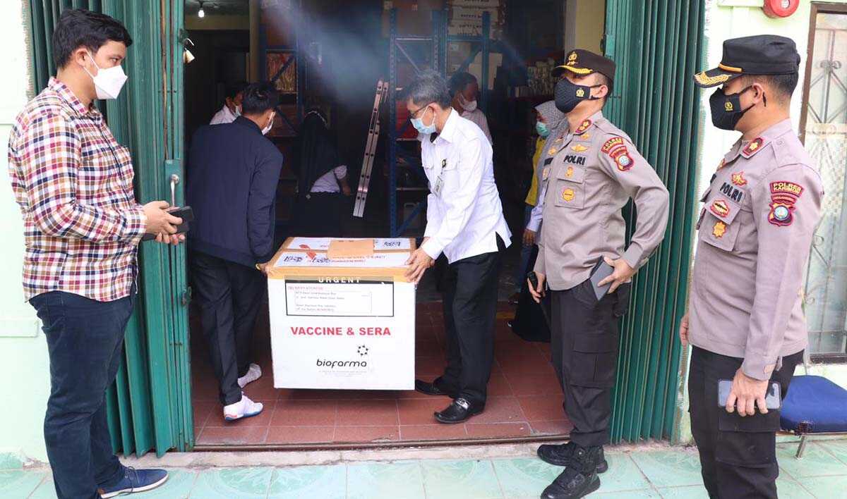 Kapolres Karimun AKBP Muhammad Adenan memantau kedatangan vaksin sinovac yang selanjutnya disimpan di gudang farmasi, Rabu (2/6/2021). (foto: Humas Polres Karimun)