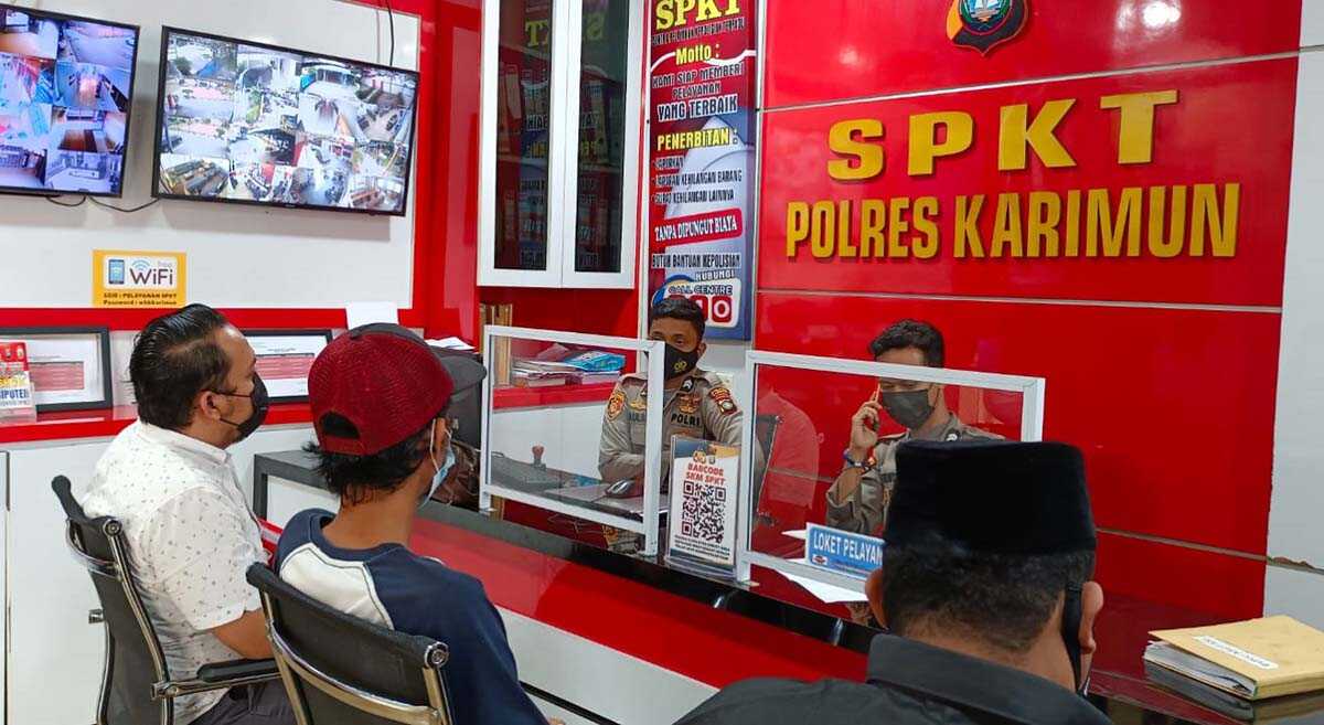 Mobil derek mengankut kendaraan Marico yang ditarik paksa oleh BPR Buana Arta Mulia.