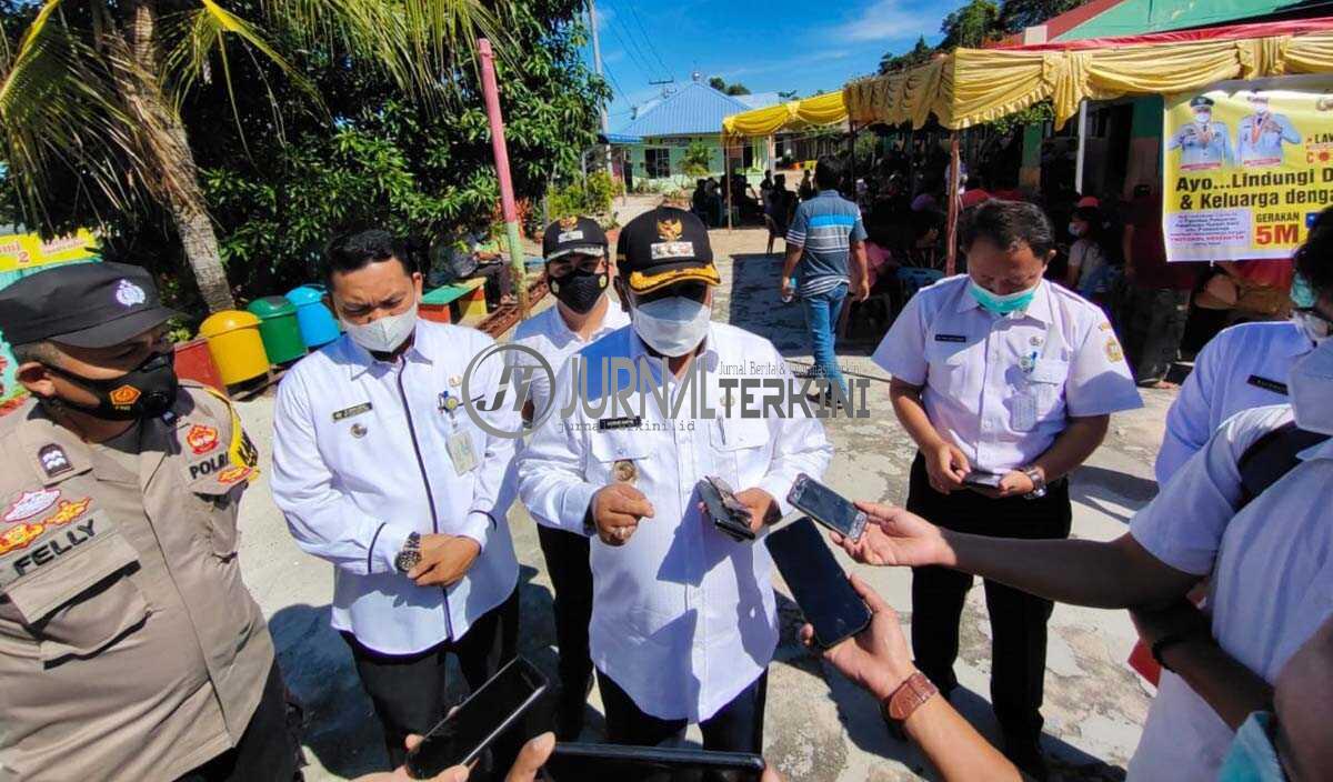 Bupati Karimun Aunur Rafiq diwawancarai wartawan seputar pelaksanaan vaksinasi COVID-19. (foto: yra)