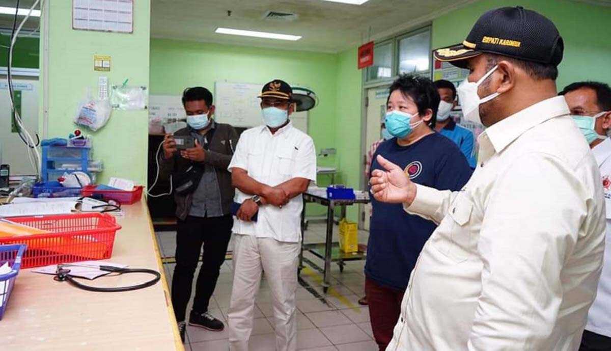 Bupati Karimun tinjau RSUD Muhammad sani Bupati Karimun Aunur Rafiq didampingi Ketua DPRD M Yusuf Sirat ketika meninjau peralatan tes PCR di RSUD Muhammad Sani beberapa waktu lalu. (foto: dok. Humas Pemkab Karimun)