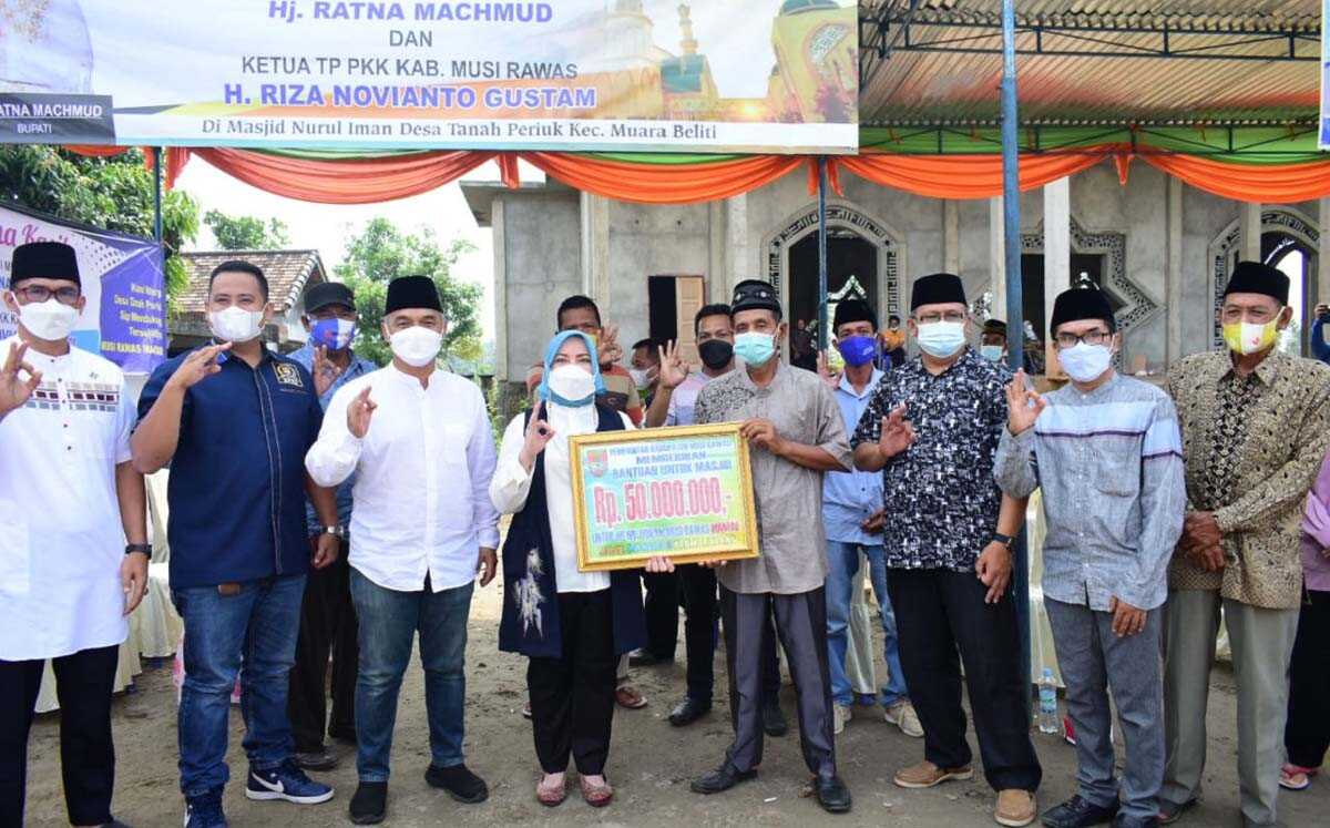 Bupati Musi Rawas Hj Ratna Machmud menyerahkan bantuan dana sebesar Rp50 juta untuk melanjutkan pembangunan Masjid Nurul Iman, Desa Tanah Periuk, Kecamatan Muara Beliti, Sabtu (17/7/2021).