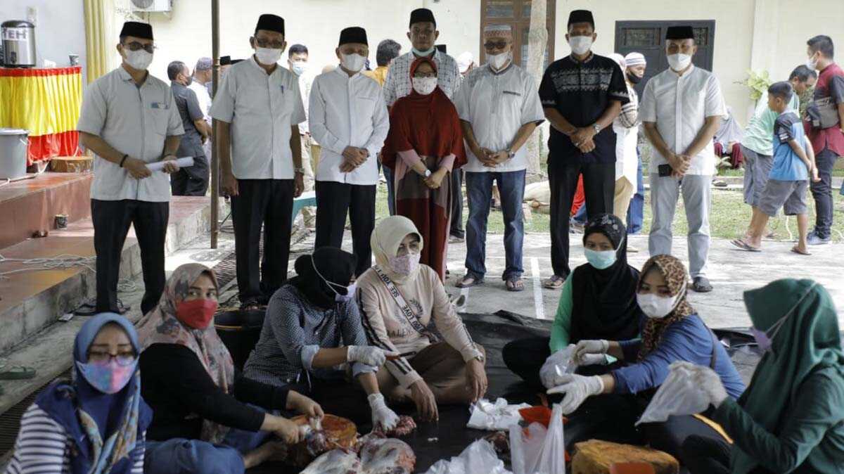 Bupati asahan tinjau penyembelihan hewan kurban