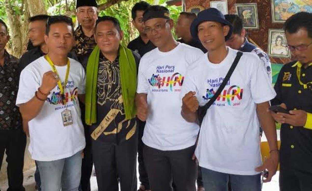 Bupati Bekasi Eka Supria Atmaja bersama sejumlah wartawan dalam acara Hari Pers Nasional 2020.