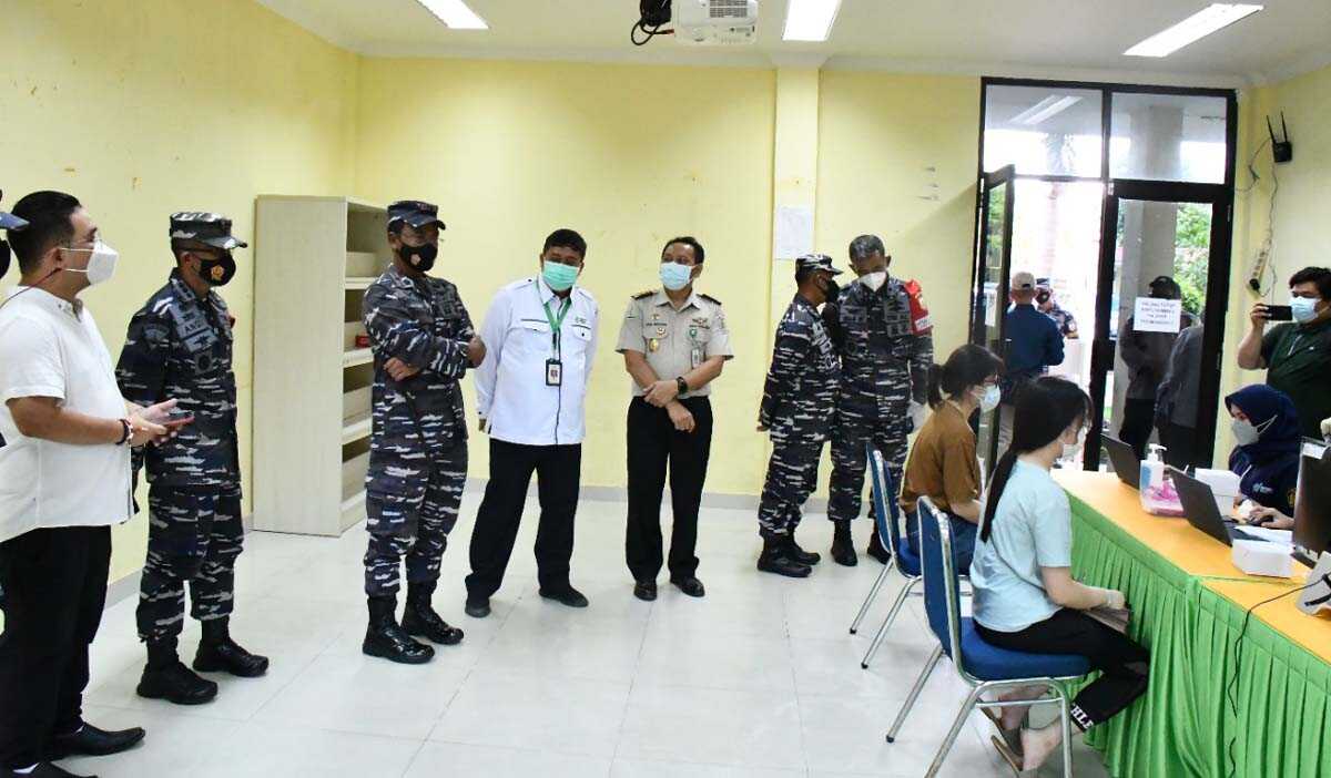 Danlantamal tinjau serbuan vaksin maritim-1 Danlantamal IV Tanjungpinang Laksamana Pertama TNI Indarto Budiarto, S.E., M.Han., meninjau langsung Serbuan Vaksin Covid-19 untuk Masyarakat Maritim, Kamis (8/7/2021). (foto: Dispen Lantamal IV)