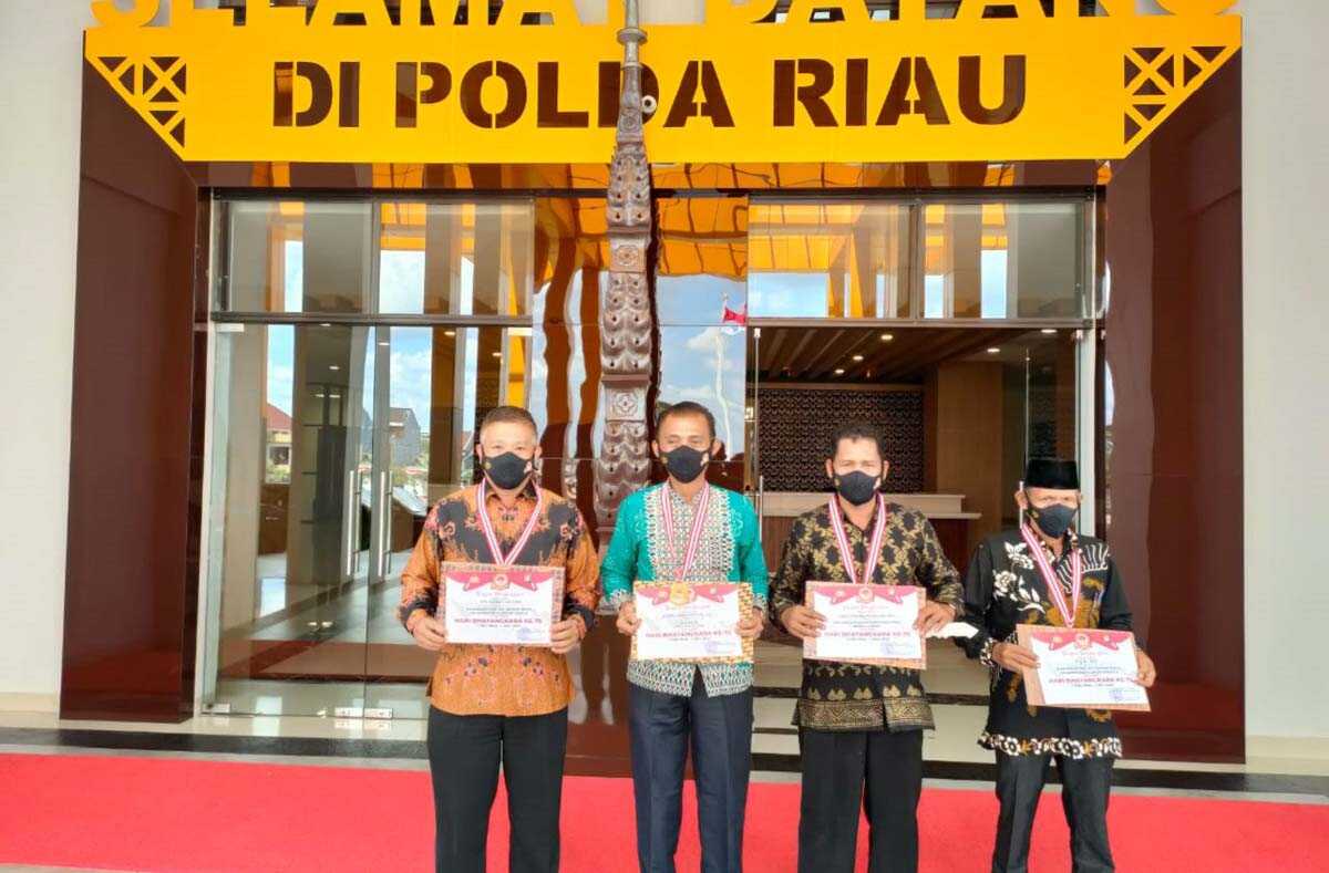 Empat Tokoh Masyarakat Inhil Terima Penghargaan dari Kapolda Riau