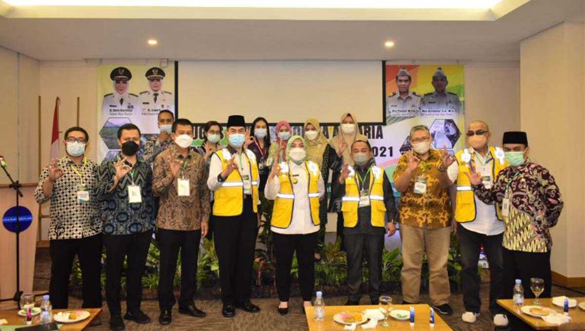 Bupati Musi Rawas Hj Ratna Machmud berfoto bersama tim pelaksana harian GTRA Musi Rawas.