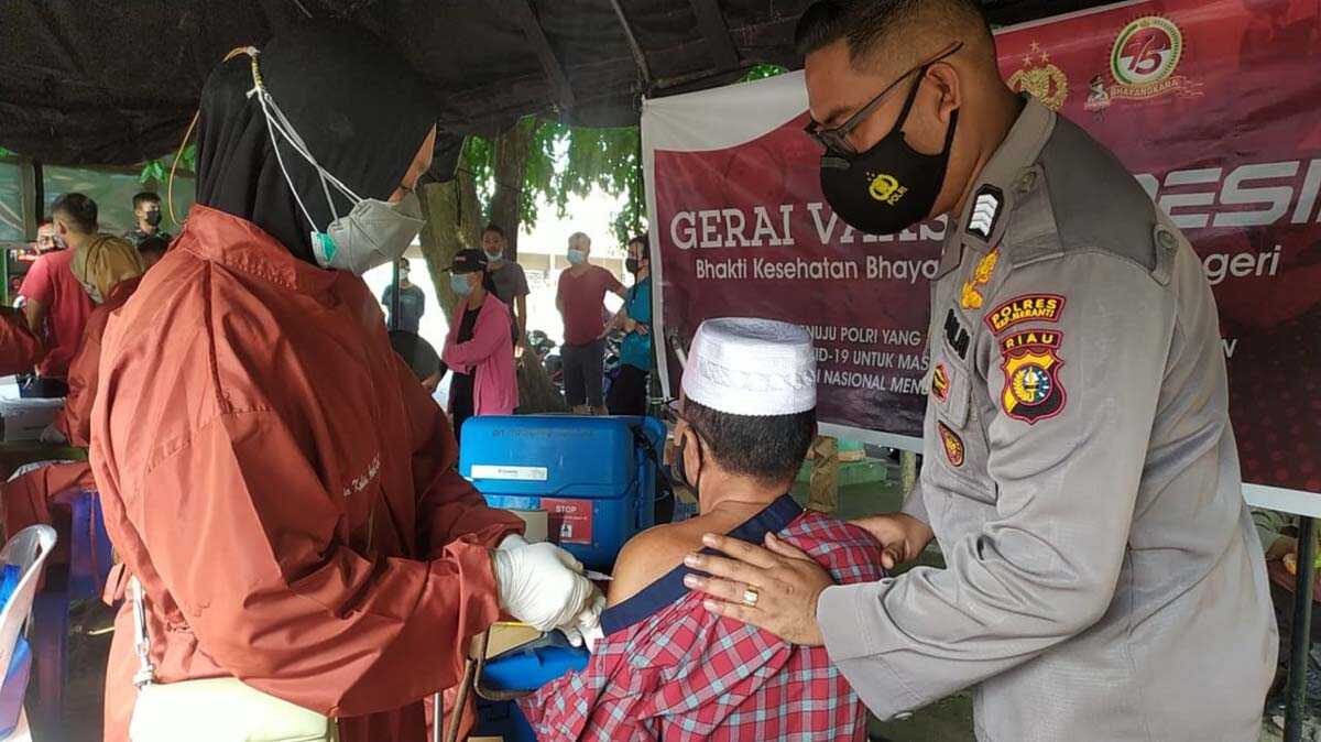 Gerai vaksin presisi polres meranti Warga mengikuti vaksinasi COVID-19 yang digelar Polres Kepulauan Meranti.