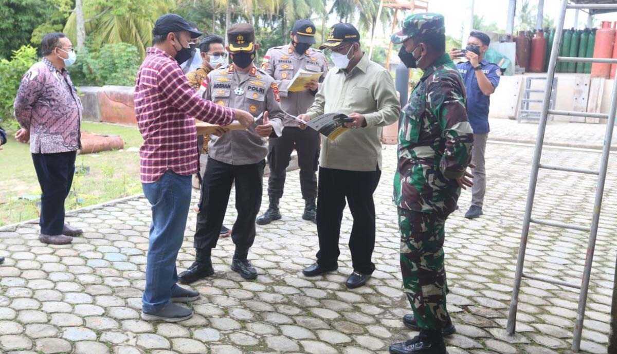 Hunian rumah sakit covid-19 di Karimun-1 Bupati Karimun Aunur Rafiq bersama FKPD dan pejabat terkait meninjau ketersediaan tabung oksigen untuk pasien COVID-19. (foto: Dok. Humas Pemkab Karimun)