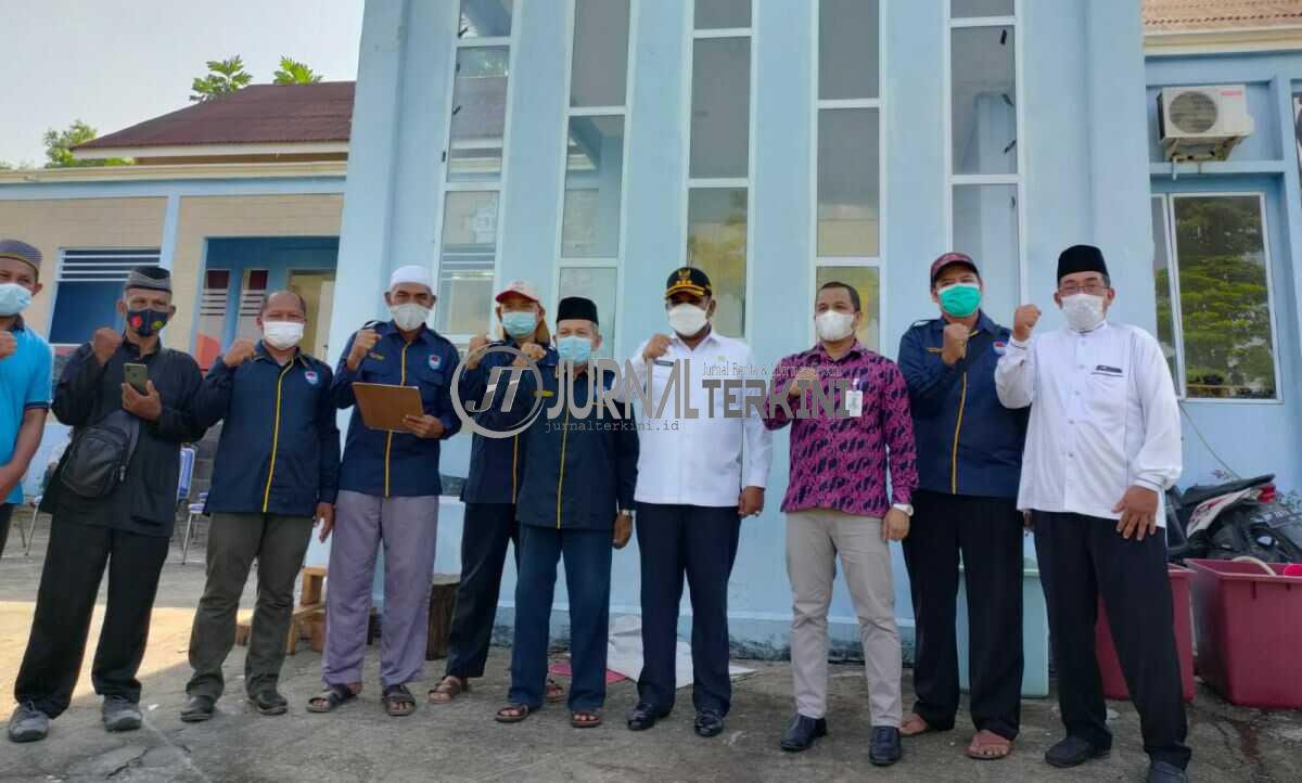 Bupati Karimun Aunur Rafiq berfoto bersama pembina dan pengurus Kerukunan Kekerabatan Meranti (KKM) Kabupaten Karimun berfoto jelang penyembelihan hewan kurban, Rabu (21/7/2021). (foto: yra)