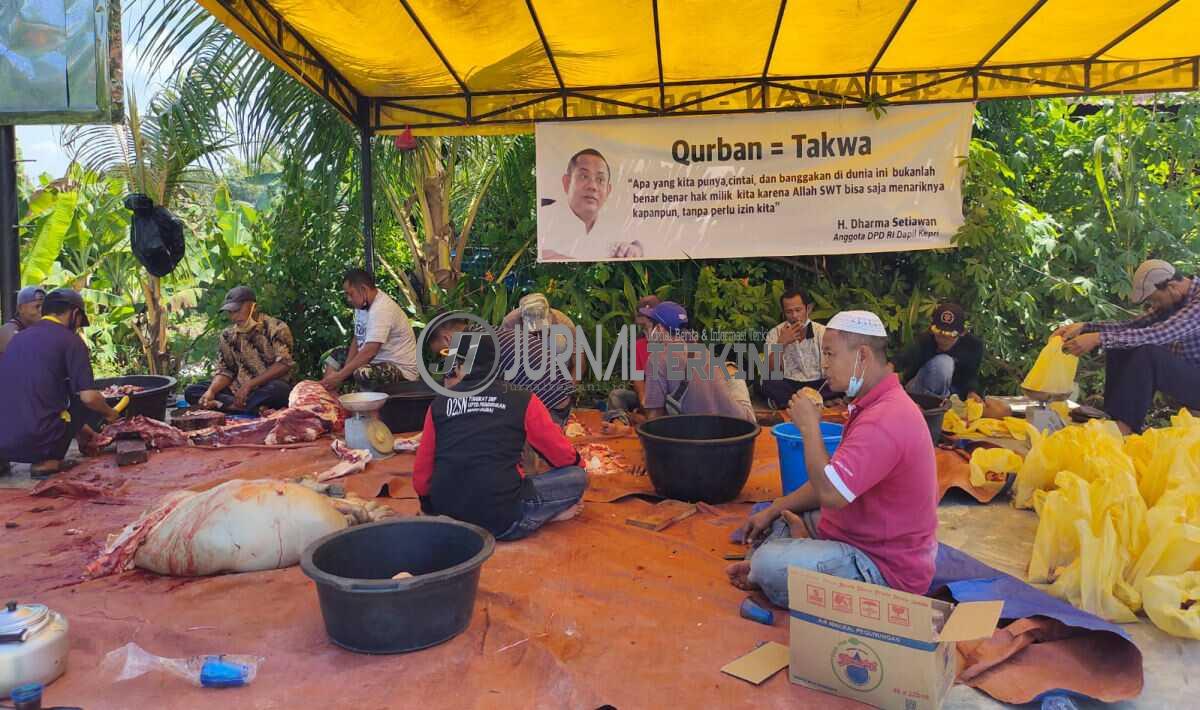 Pemotongan daging kurban oleh panitia kurban. (foto: yra)