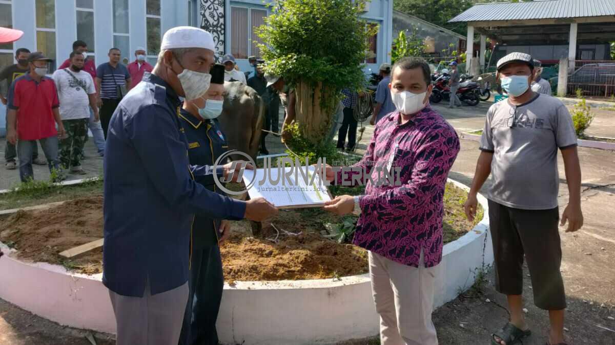 Pembina Kekerabatan Masyarakat Meranti Karimun Wan Abdul Rahma secara simbolis menyerahkan hewan kurban untuk disembelih.