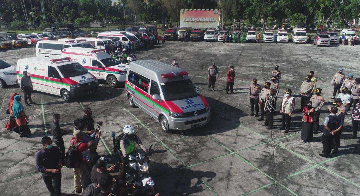 Jemput pasien isoman di pekanbaru riau 60 ambulans dan 220 petugas dikerahkan di Pekanbaru Riau menjemput pasien isolasi mandiri (isoman).