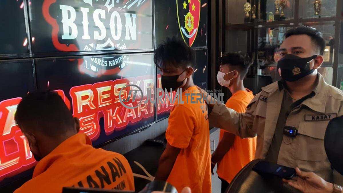 Kasus pencurian sepeda motor, tersangka mengaku nekad mencuri untuk biaya persalinan istri. Kasat Reskrim Polres Karimun AKP Arsyad Riyandi menginvestigasi tersangka di sela konferensi pers, Jumat (2/7/2021). (foto: yra)