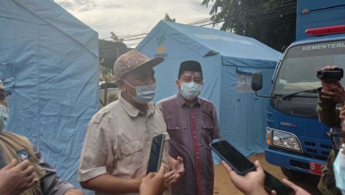 Kejari tanjungpinang bikin dapur umum PPKM Kajari Tanjungpinang diwawancara wartawan di lokasi dapur umum yang didirikan selama PPKM. (foto: istimewa)