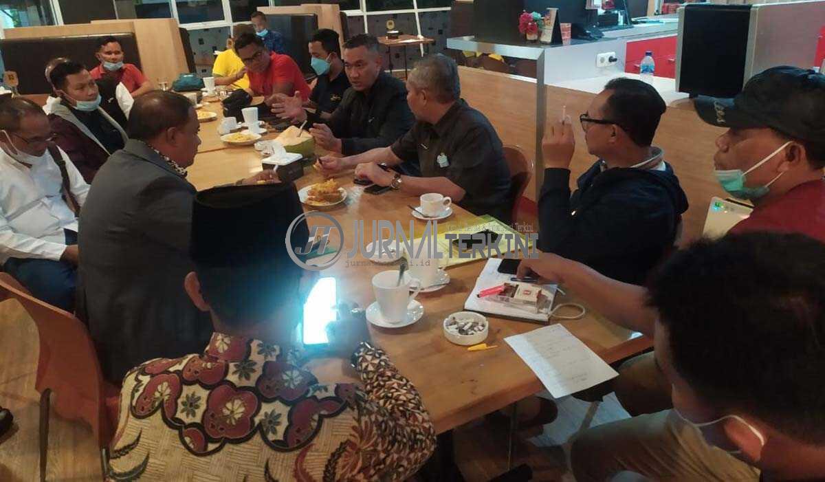 Rapat Satgas Covid-19 Kepulauan Meranti dipimpin oleh Kapolres Eko Wimpiyanto SIK didampingi oleh Sekda Kamsol yang diikuti oleh pihak terkait di Indobaru, Selasa (13/7/21) malam.