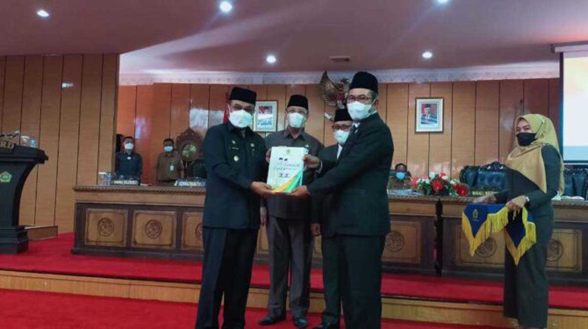 LKPJ Bupati Karimun Ketua DPRD Karimun M Yusuf Sirat didampingi Wakil Ketua Rasno menerima naskah pidato LKPj 2020 dari Bupati Aunur Rafiq didampingi Wakil Bupati Anwar Hasyim. (foto: istimewa)