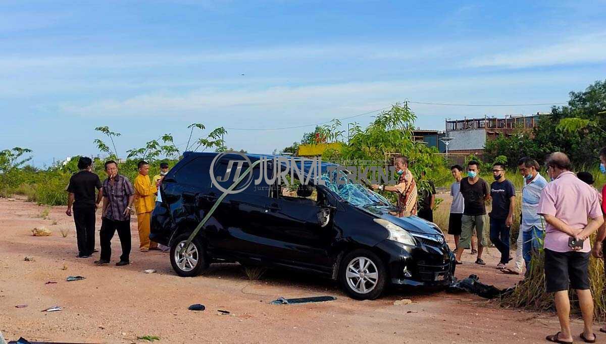 Mobil nabrak trotoar Mobil Toyota Avanza yang menabrak trotoar di Coastal Area Tanjung Balai Karimun, Selasa (20/7/2021). (foto; yra_