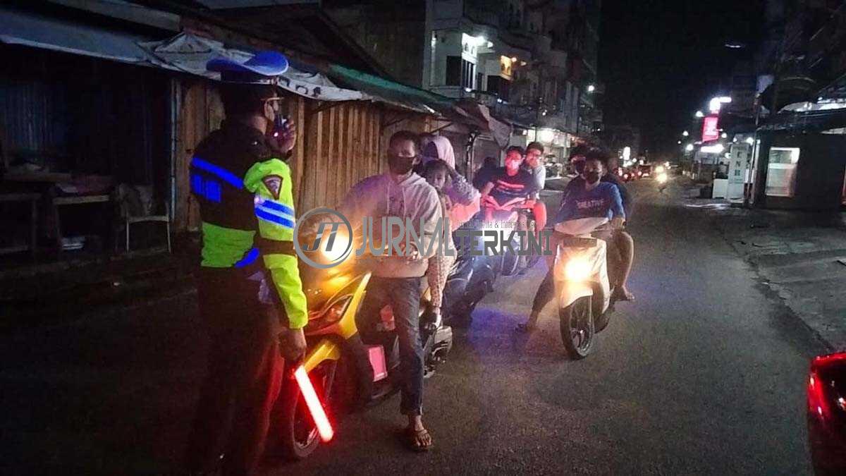 Satlantas Polres Kepulauan Meranti melakukan penyekatan jalan sebagai tindak lanjut dari PPKM darurat imbangan untuk mencegah penyebaran COVID-19.