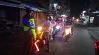 Satlantas Polres Kepulauan Meranti melakukan penyekatan jalan sebagai tindak lanjut dari PPKM darurat imbangan untuk mencegah penyebaran COVID-19.