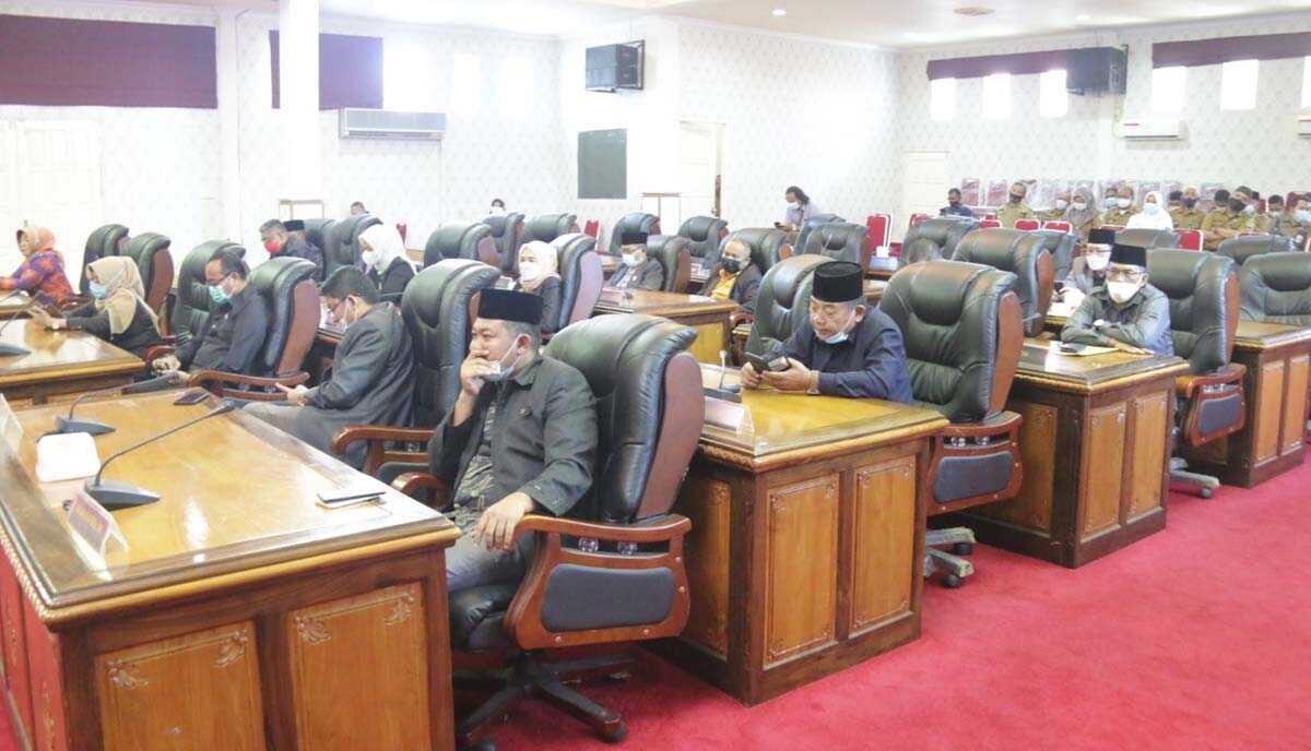 Anggota Dewan mengikuti rapat paripurna (foto: Humas DPRD Karimun)