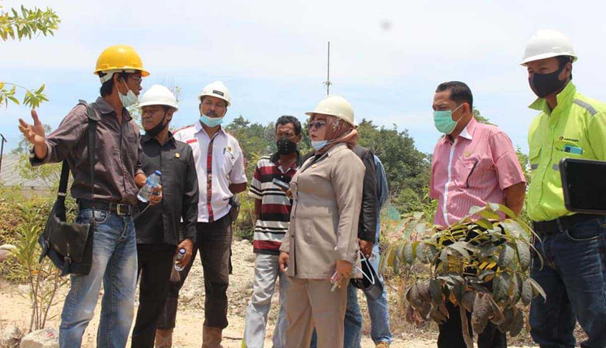 Ketua Pansus Hutan Lindung Nyimas Novi Ujiani didampingi beberapa anggota berbincang dengan manajemen PT Karimun Granite saat meninjau gudang handak perusahaan itu. (foto-foto: istimewa)