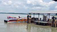 Pelabuhan Sri Tanjung Gelam Karimun Sebuah speed boat merapat di dermaga Pelabuhan Antarpulau Sri Tanjung Gelam. Penumpang kapal antarpulau di Kabupaten Karimun wajib menunjukkan kartu atau sertifikat vaksinasi COVID-19.