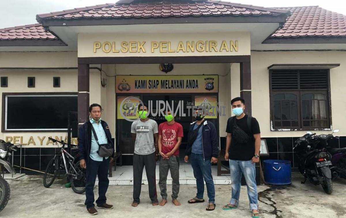 Kedua tersangka pencurian di PT THIP (pakai masker hijau) setelah diamankan polisi.