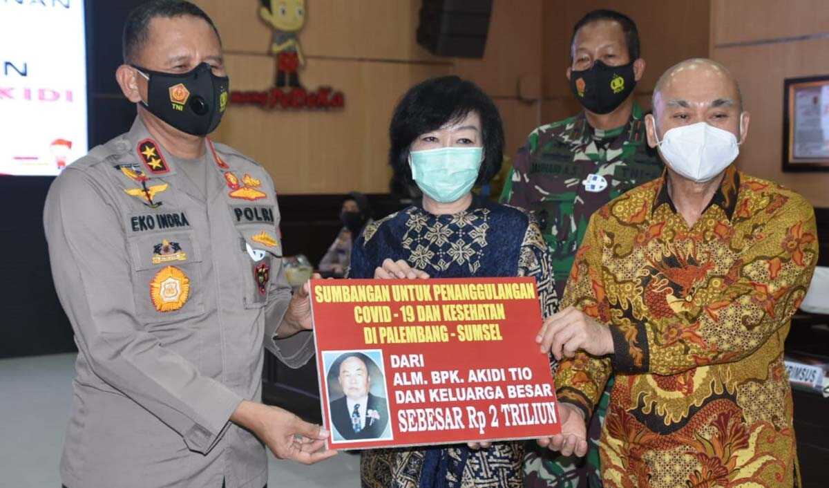 Kapolda Sumsel menerima hibah dana sebesar Rp2 triliun dari pengusaha asal Aceh untuk penanggulangan COVID-19. (foto: istimewa)
