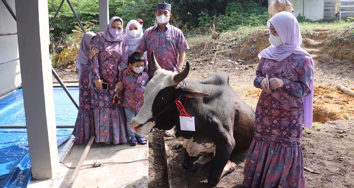 Penyembelihan hewan kurban karimun-1 Kapolres Karimun AKBP Muhammad Adenan dan keluarga menyerahkan sapi untuk disembelih dalam penyembelihan hewan kurban di Asrama Polisi Kapling, Selasa (20/7/2021).(foto: Dok Humas Polres Karimun).