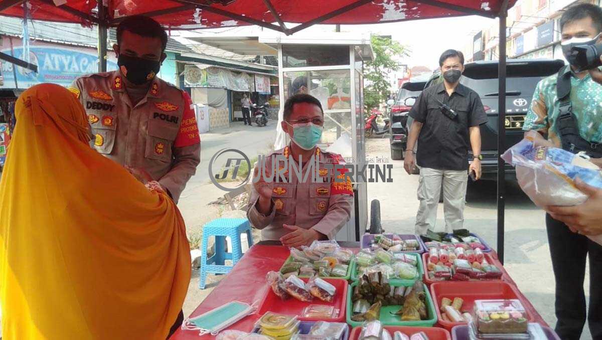 Sosialisasikan PPKM Darurat, Polres Metro Bekasi juga berbagi dengan warga.