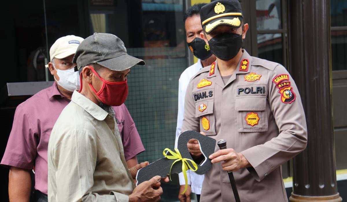 Polres Inhil beri bantuan Kapolres Inhil AKBP Dian Setyawan memberikan bantuan sosial kepada warga kurang mampu di Kateman.