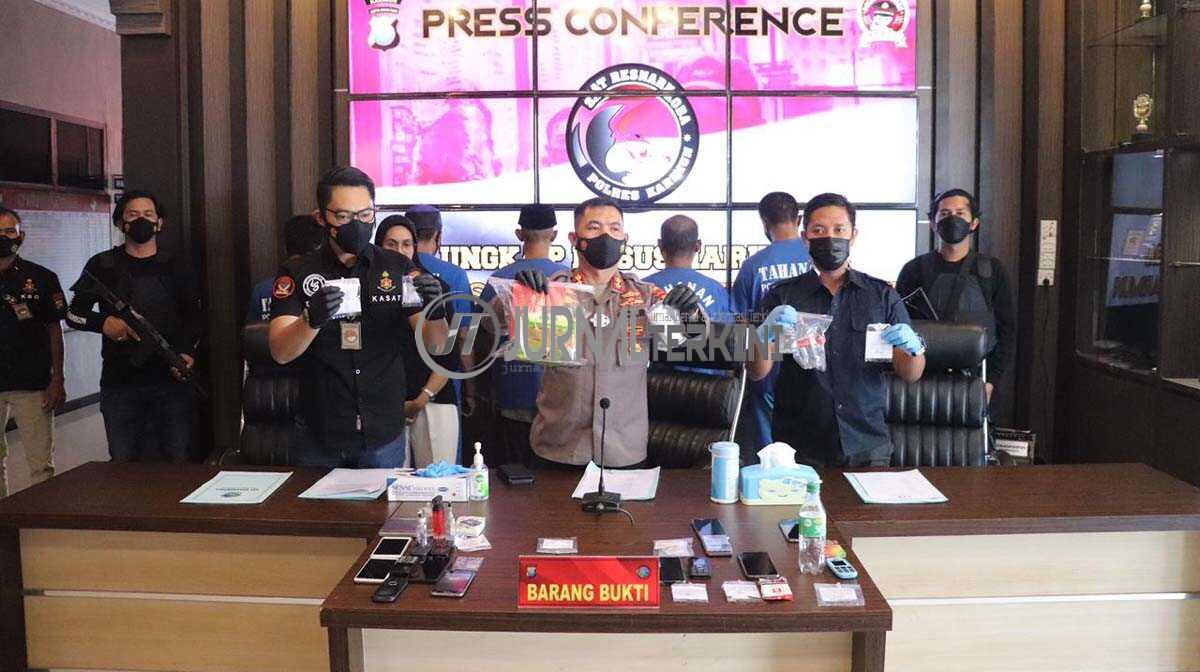 Kapolres Karimun AKBP Muhammad Adenan didampingi jajaran memberikan keterangan pers terkait pengungkapan 11 kasus narkoba di Mapolres Karimun, Kamis (15/7/2021). (foto: yra)