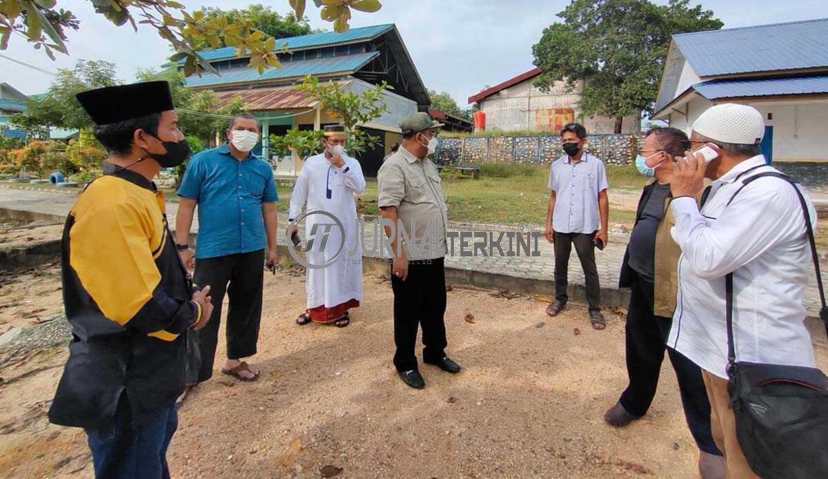 Bupati Karimun didampingi Sekda M Firmansyah dan Kepala Dinas Kesehatan Rachmadi dan pejabat lain meninjau SMKN 1 Karimun yang rencananya akan dijadikan lokasi isolasi terpusat pasien COVID-19. (foto: yra)
