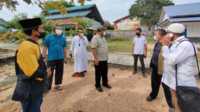 Bupati Karimun didampingi Sekda M Firmansyah dan Kepala Dinas Kesehatan Rachmadi dan pejabat lain meninjau SMKN 1 Karimun yang rencananya akan dijadikan lokasi isolasi terpusat pasien COVID-19. (foto: yra)