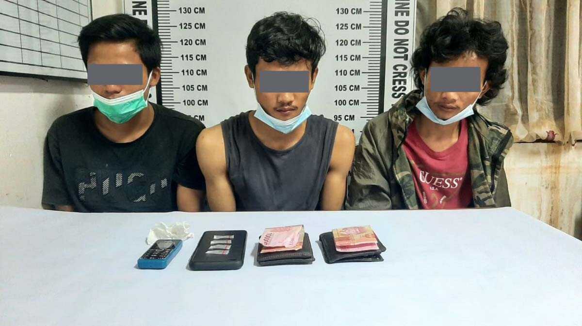 Tersangka narkoba di pematangsiantar Tiga dari lima tersangka yang diamankan Satnarkoba Polres Pematangsiantar terkait kasus sabu-sabu.
