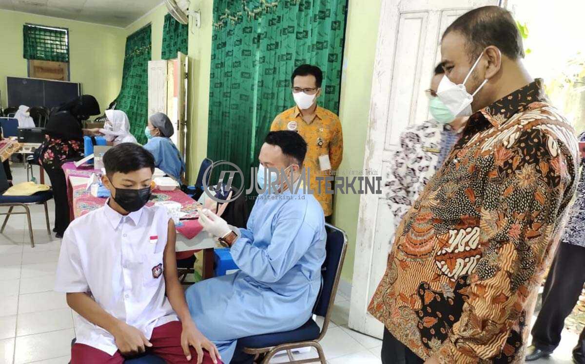 Bupati Karimun Aunur Rafiq meninjau vaksinasi COVID-19 untuk anak sekolah, Kamis (8/7/2021). (foto yra)