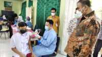 Bupati Karimun Aunur Rafiq meninjau vaksinasi COVID-19 untuk anak sekolah, Kamis (8/7/2021). (foto yra)