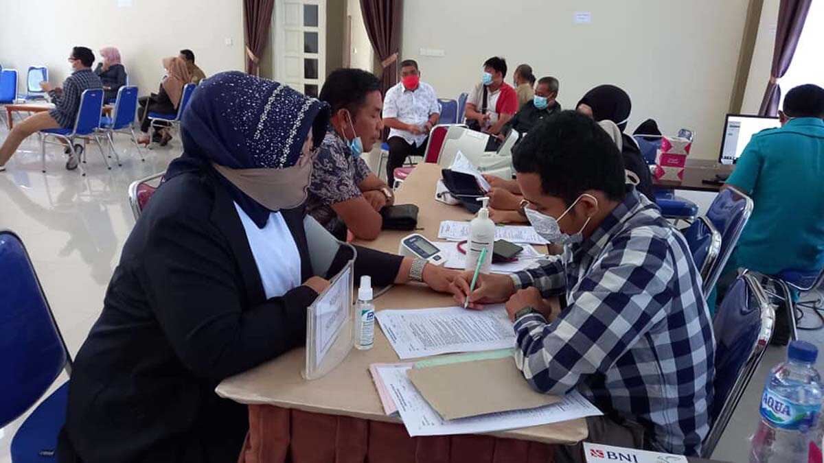 Beberapa anggota DPRD mengisi formulir saat akan divaksin COVID-19. (foto: Isitmewa/FB)
