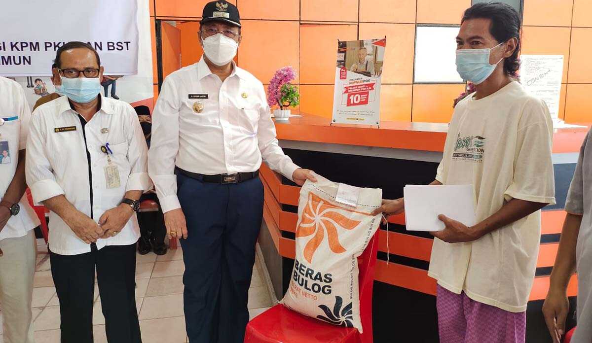 bantuan sosial PPKM Mikro Karimun Wakil Bupati Karimun Anwar Hasyim didampingi Kepala Dinas Sosial Karimun Syahruddin secara simbolis menyerahkan bantuan sosial PPKM Mikro. (foto: yra)