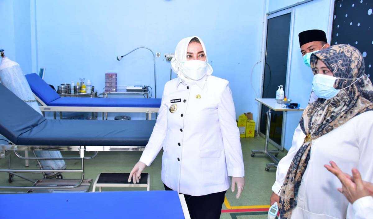 bupati musi rawas tinjau puskesmas covid-19-3 Bupati Musi Rawas Hj Ratna Machmud meninjau ruangan perawatan pasien COVID-19 di puskesmas.