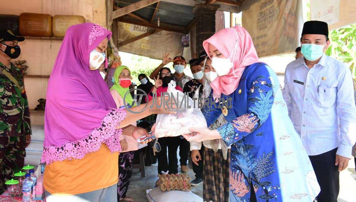 Bupati Musi Rawas Hj Ratna Machmud secara simbolis menyerahkan Program Sembako Reguler/BPNT melalui E-Warong.