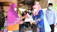 Bupati Musi Rawas Hj Ratna Machmud secara simbolis menyerahkan Program Sembako Reguler/BPNT melalui E-Warong.