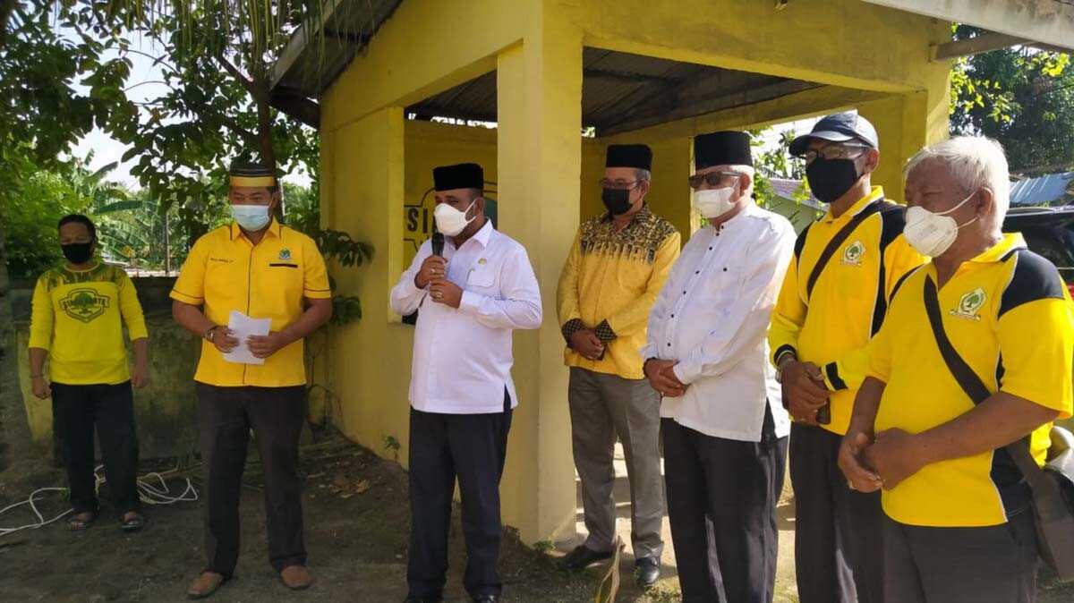 Ketua DPD Golkar Karimun Aunur Rafiq didampingi legislator dari Golkar, yakni Ketua DPRD Karimun M Yusuf Sirat dan Ketua Fraksi Partai Golkar Raja Rafiza dan pengurus dan tokoh Golkar meresmikan penyembelihan hewan kurban Idul Adha, Rabu (21/7/2021). (foto: Dok. Partai Golkar Karimun)
