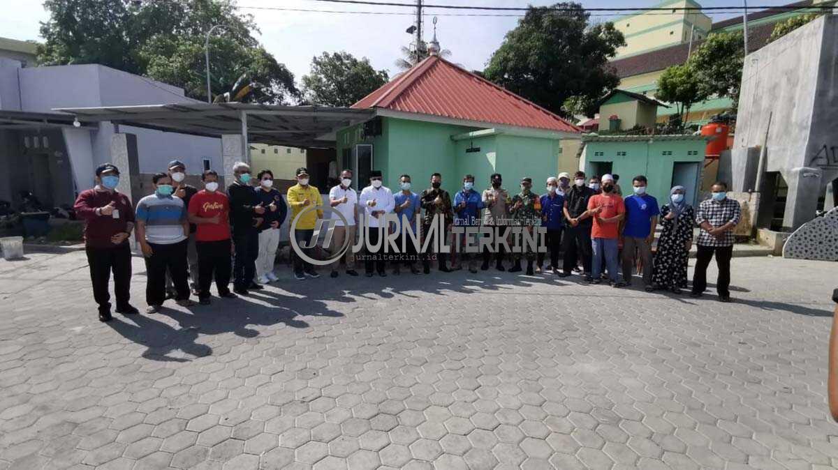 Bupati Karimun Aunur Rafiq dan sejumlah pejabat berfoto bersama beberapa warga Perumahan Bellavista. (foto: yra)