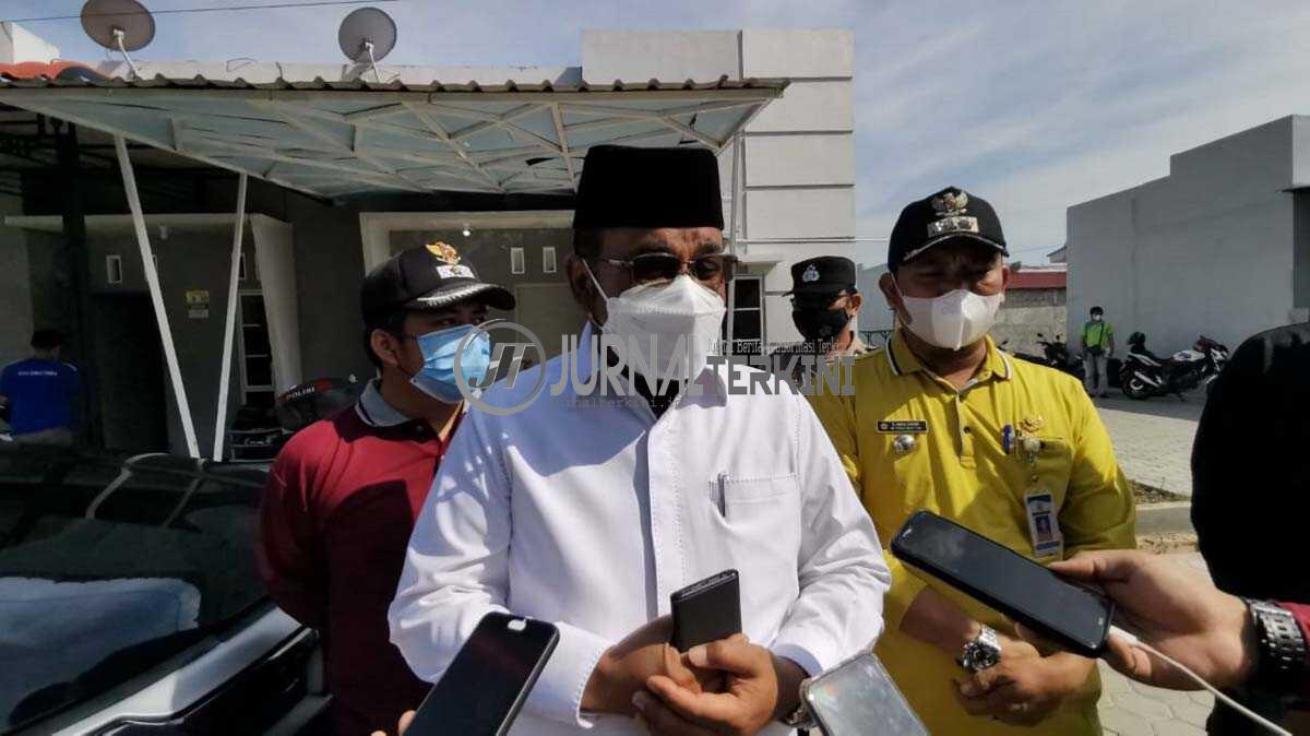 Bupati Karimun Aunur Rafiq diwawancarai wartawan terkait rencana pemindahan instalasi pengolahan limbah medis RSUD Muhammad Sani. (foto: yra)