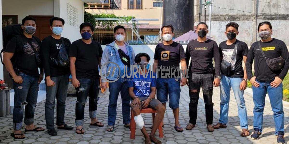 Tersangka (duduk) setelah diamankan Satreskrim Polres Inhil. (foto: abdullah)